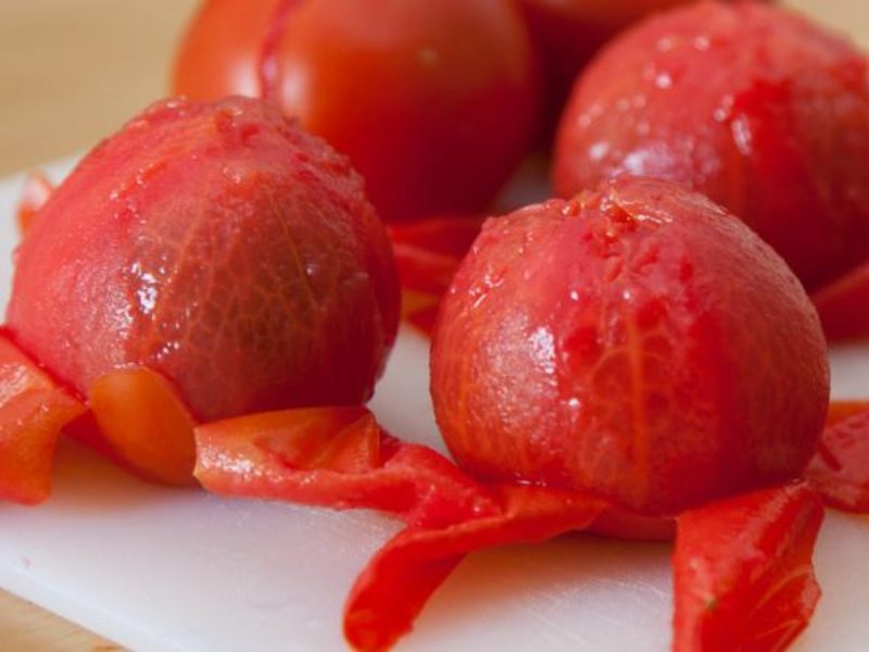 Bóc vỏ cà chua đơn giản