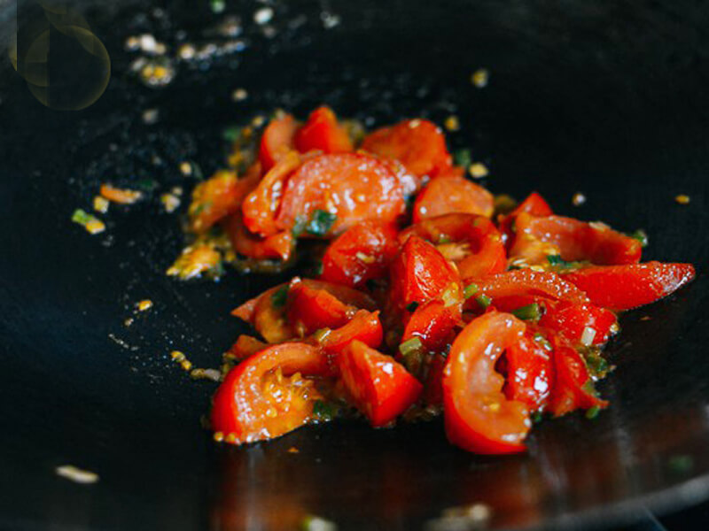 Xào cà chua để tạo màu sắc