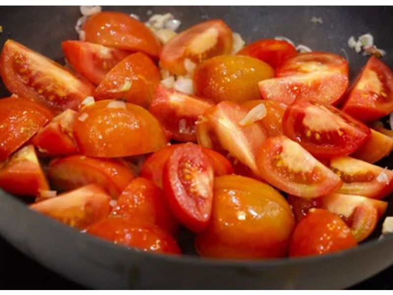 Xào cà chua chín mềm để nấu canh 