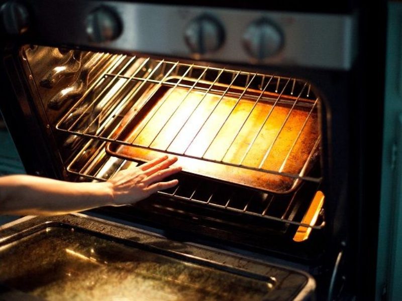 Làm nóng lò vi sóng trước khi nướng: