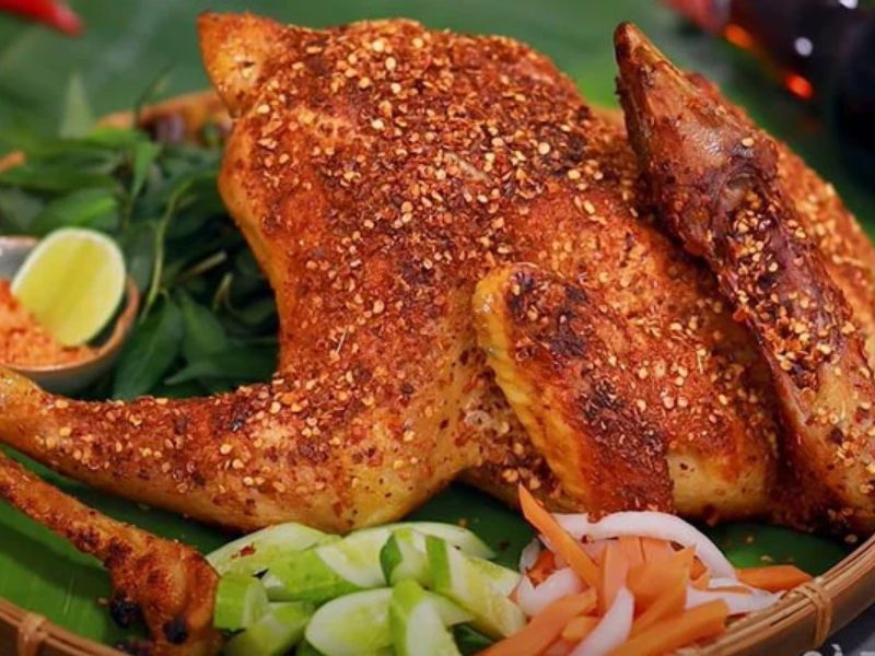 Không nướng liên tục, mà nên lấy gà ra để quét thêm gia vị: