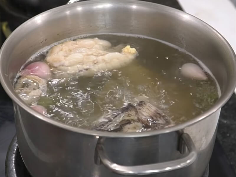 Thả cá vào nấu canh