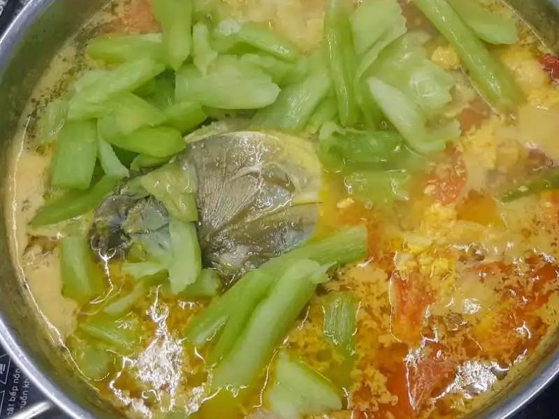 Cách nấu món canh chua cá chép với dọc mùng ngon