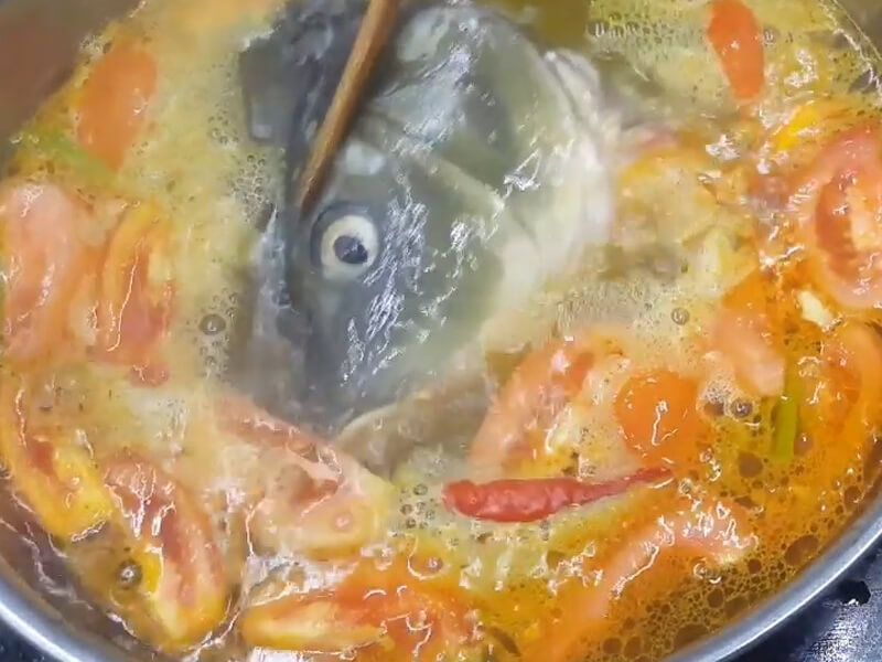 Cách nấu canh đầu cá với khế chua