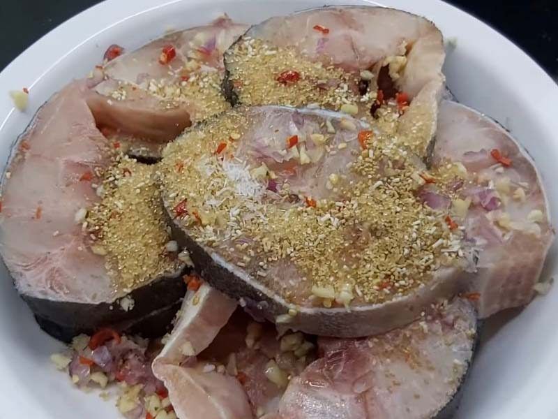 Tẩm ướp gia vị để thịt cá bớp đậm đà 