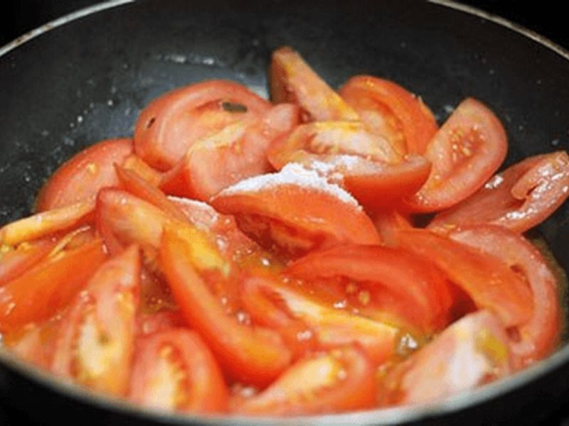 Tiến hành xào cà chua và phi thơm tỏi 
